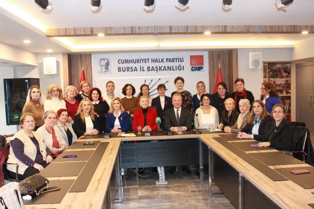 CHP’Lİ KADINLARDAN ATATÜRK’E ŞÜKRAN