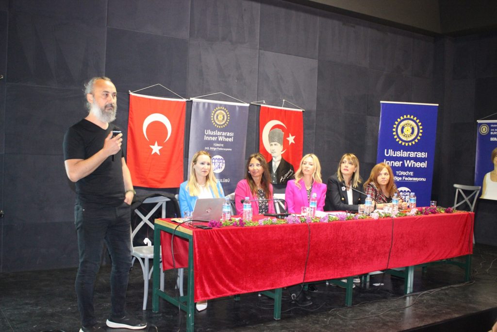 YÜKSEK MİMAR RAHMİ DEDE, KIR ÇİÇEKLERİYLE DENEYİMLERİNİ PAYLAŞTI…