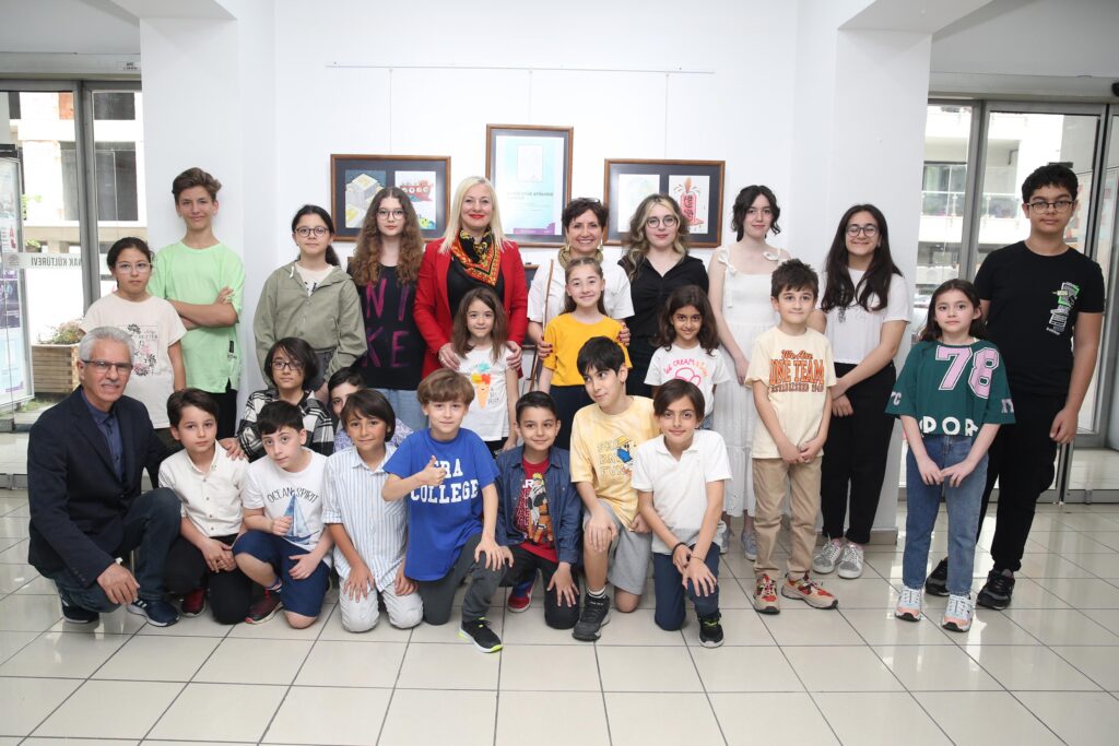 Küçüklerden mesaj dolu çizgiler