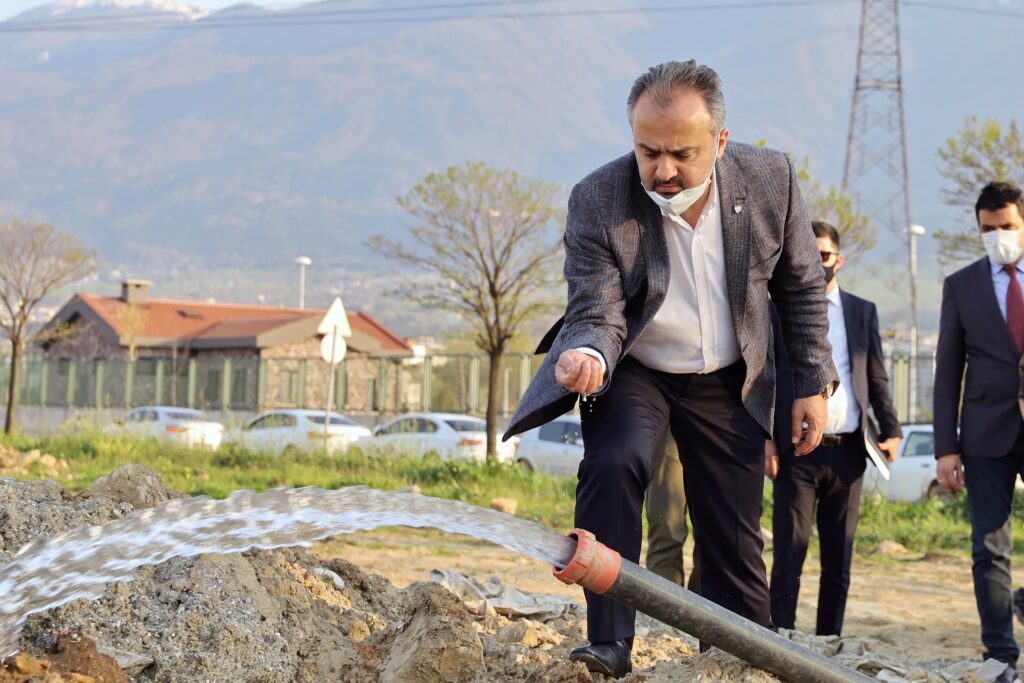 Su geldi mahalleli çifte bayram yaptı