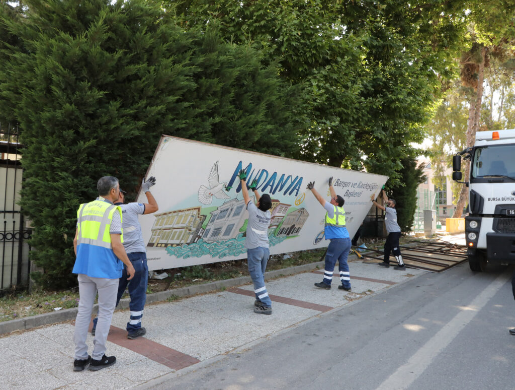 Bilboard Sökülmesine Mudanya Belediyesinden Tepki