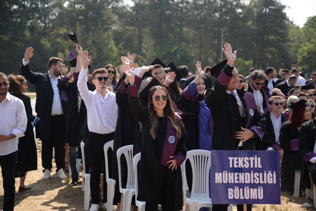 Yeni mühendislerin mezuniyet heyecanı