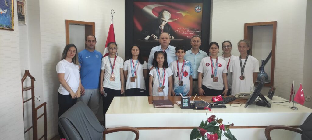 Gemlik Kaymakamı Hasan Göç   Ulusal Başarı Elde Eden Sporcuları Ödüllendirdi