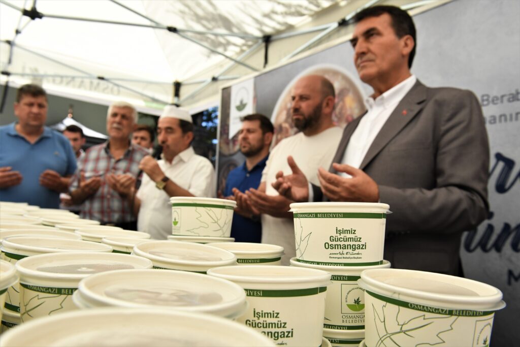 Başkan Dündar, vatandaşlara aşure ikram etti