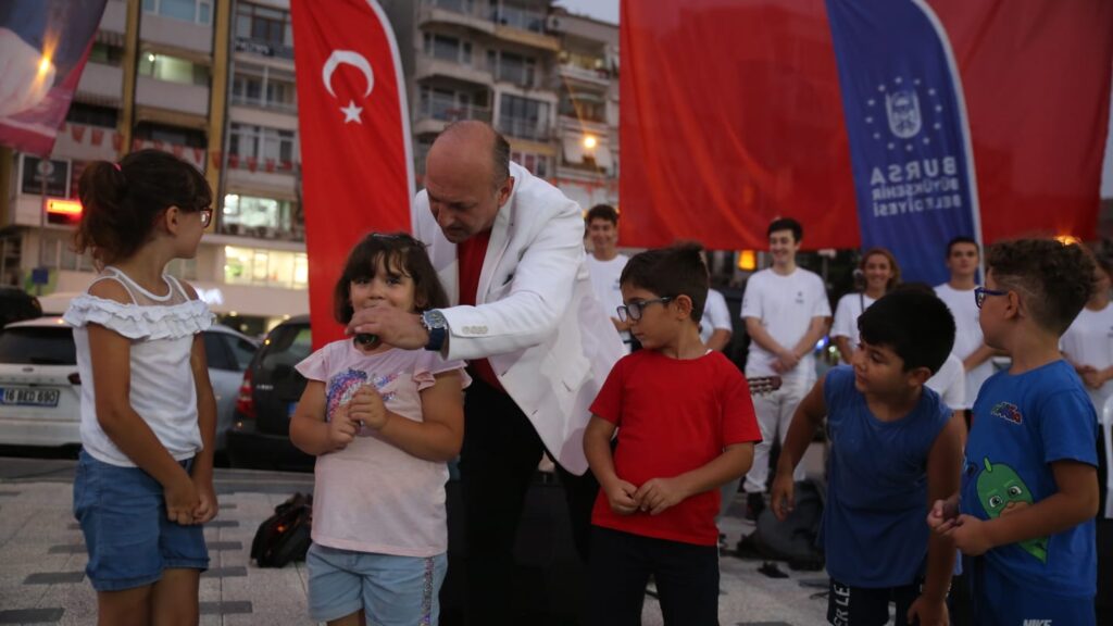 Sahne, ‘adam olacak’ çocukların