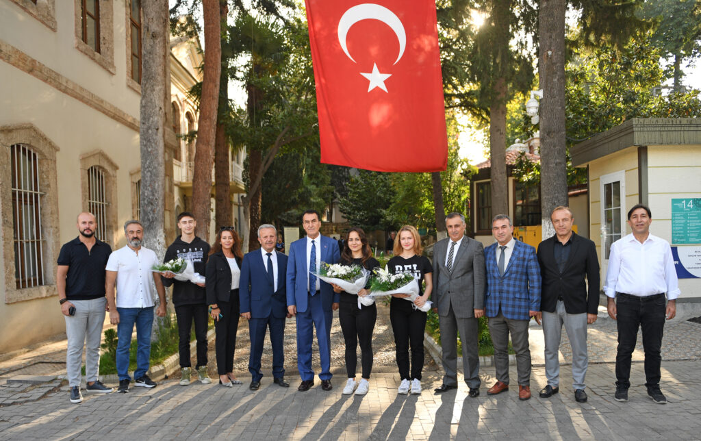 Dündar, Bursa Erkek Lisesi’nde öğrencilerle buluştu