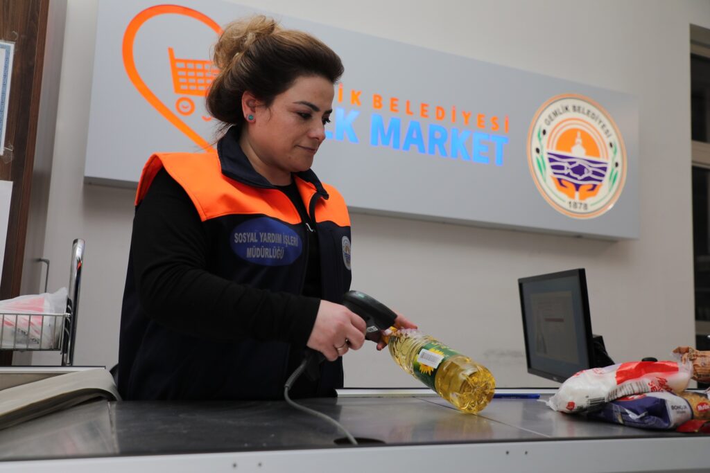 Gemlik’te paranın geçmediği market, ihtiyaç sahiplerine 5 milyonluk yardım sağladı