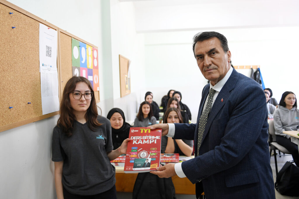 Başkan Dündar’dan öğrencilere kitap seti