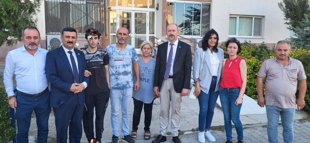 Suriyelilerin öldüresiye dövdüğü Türk gencine İYİ Parti sahip çıktı.