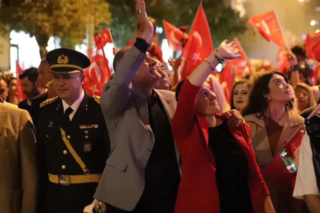 Gemlik’te Cumhuriyet Coşkusu Cadde ve Meydanlara Sığmadı