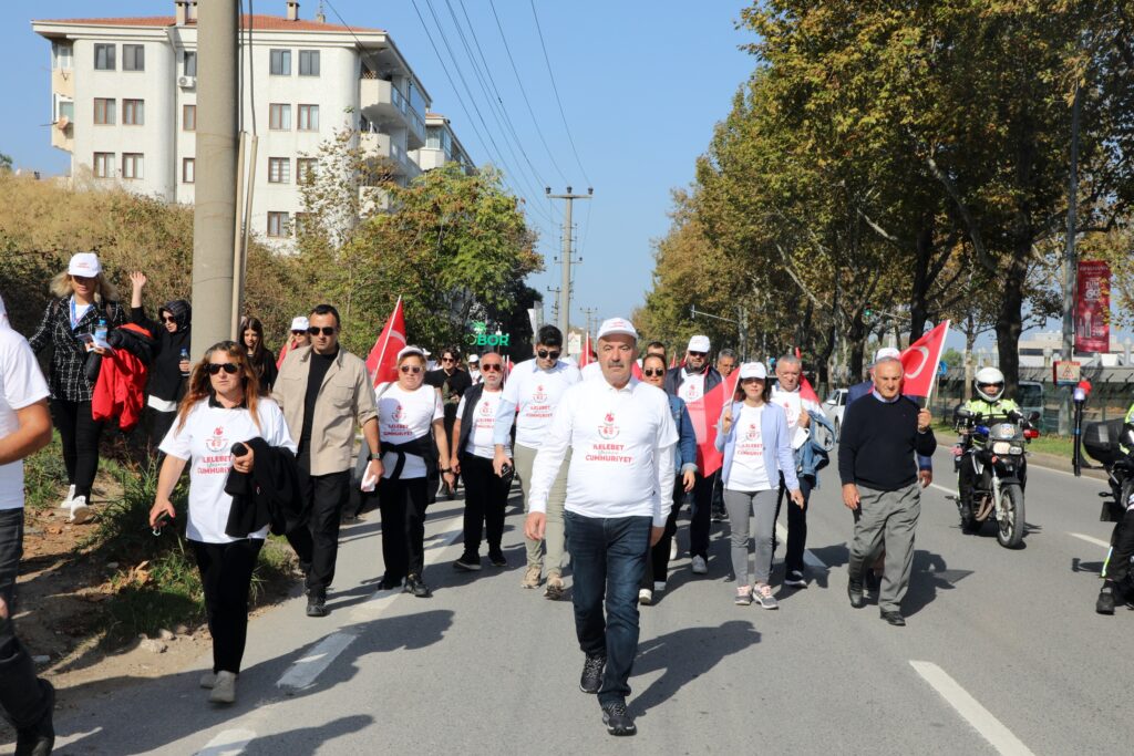 BAŞKAN HAYRİ TÜRKYILMAZ, 100. YILDA CUMHURİYET İÇİN  YÜRÜYOR