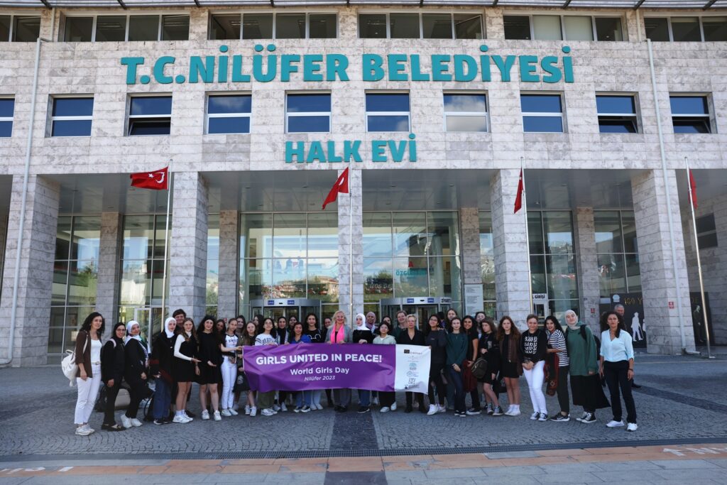 Kız çocukları Nilüfer’den dünyaya dostluk ve barış mesajı verdi