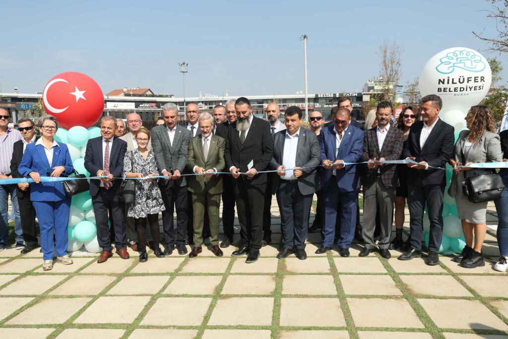 Sağlık çalışanlarına adanan anıt park hizmete açıldı
