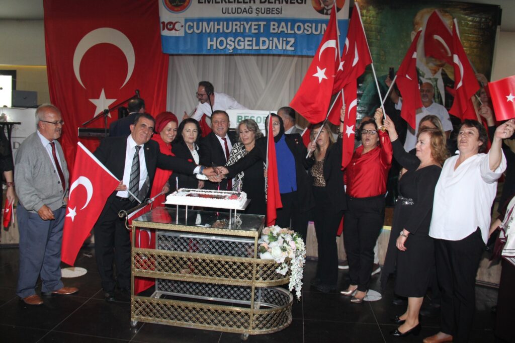 Emekliler 100. Yıl balosunda buluştu