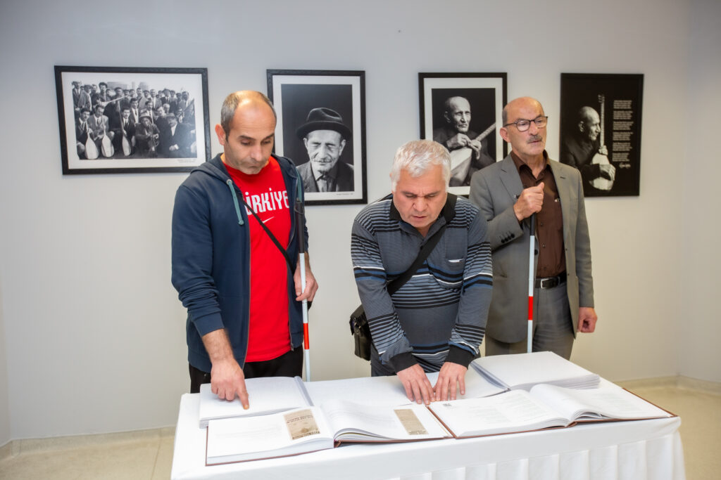 Göremedikleri fotoğrafları, dokunarak anladılar