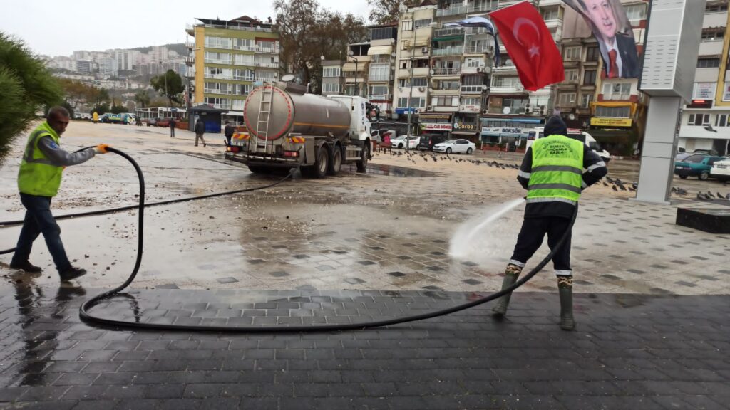 Büyükşehir’den fırtına mesaisi