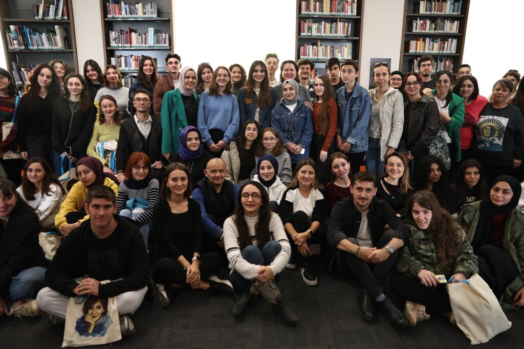 Meriç Aral gençlerle Tomris Uyar öyküleri okudu