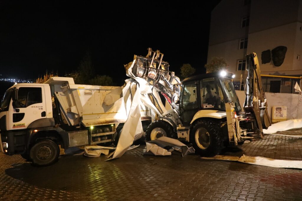 Gemlik’te Çatısı uçan okula belediye ekiplerinden anında müdahale