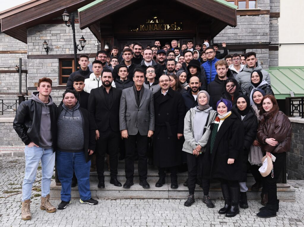 Başkan Dündar, zirvede gençlerle buluştu