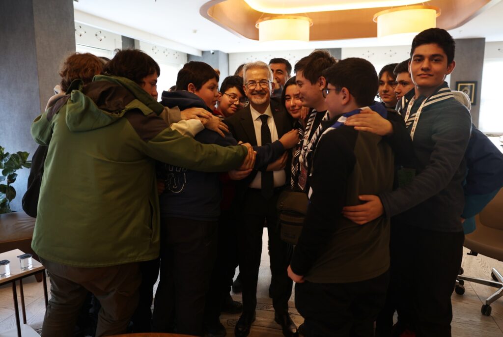 Başkan Erdem ve gençlerin sıcak buluşması