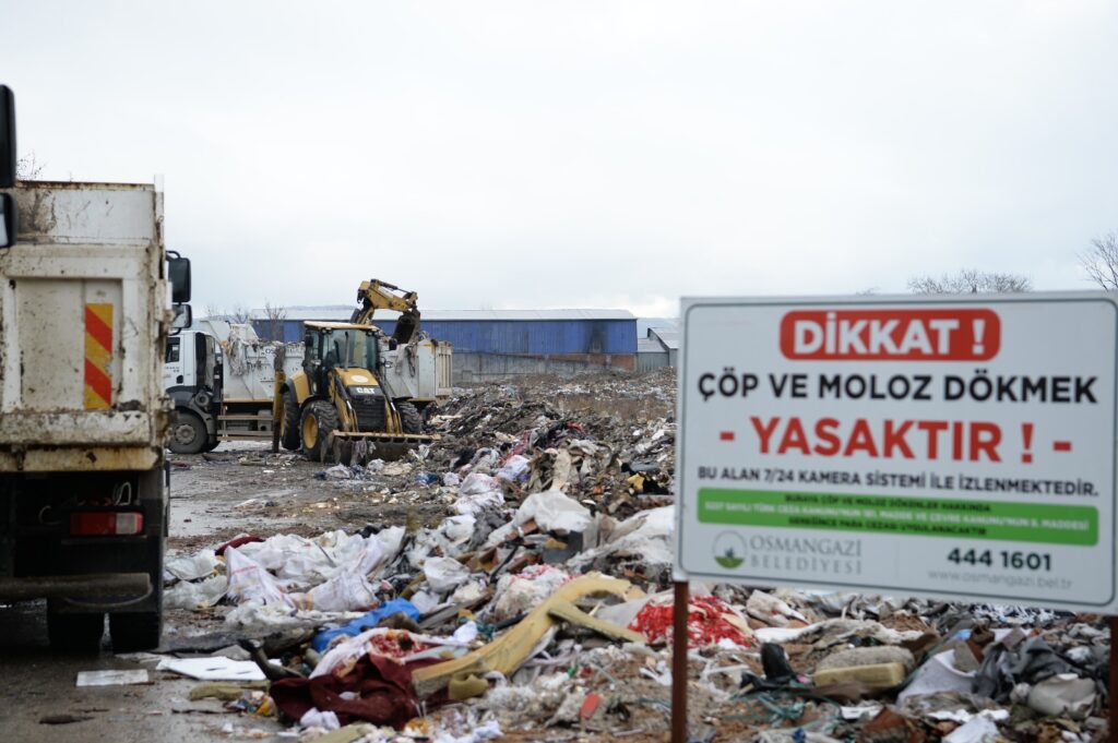 20 kamyon çöp ve moloz toplandı