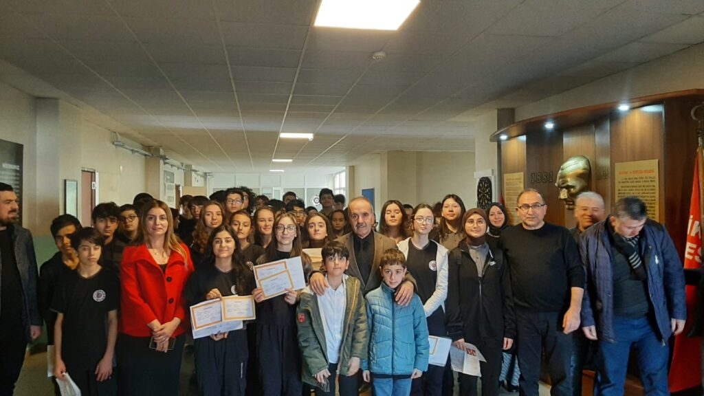 Gemlik Fen Lisesi öğrencileri ilk karnelerini alma heyecanını yaşadılar.