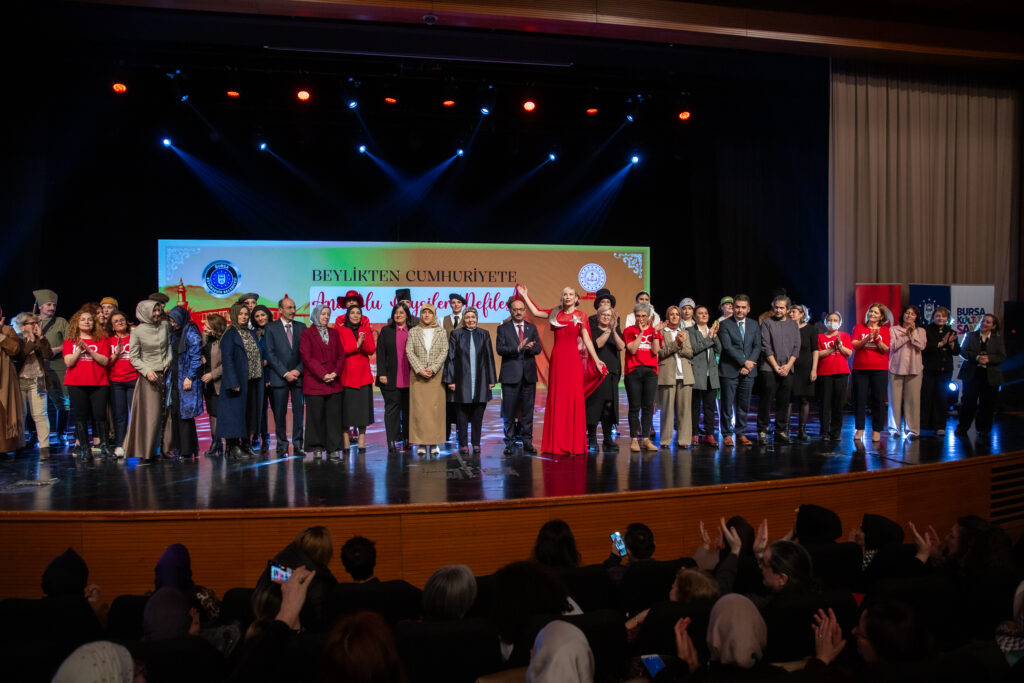 Türk kadınının zarafeti podyumda