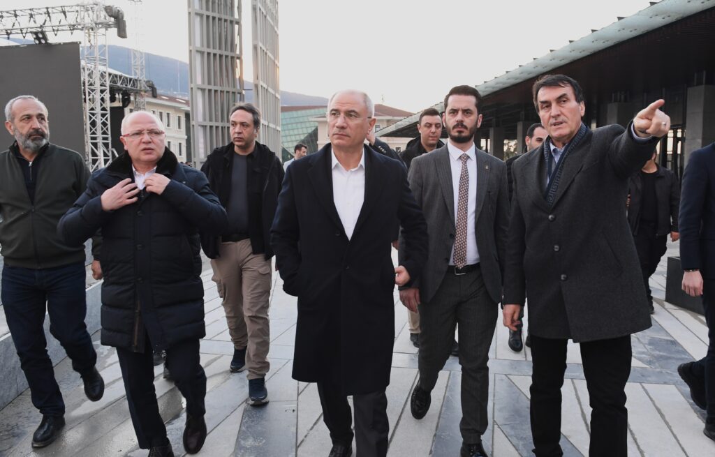 Efkan Ala’dan Osmangazi Meydanı’na tam not
