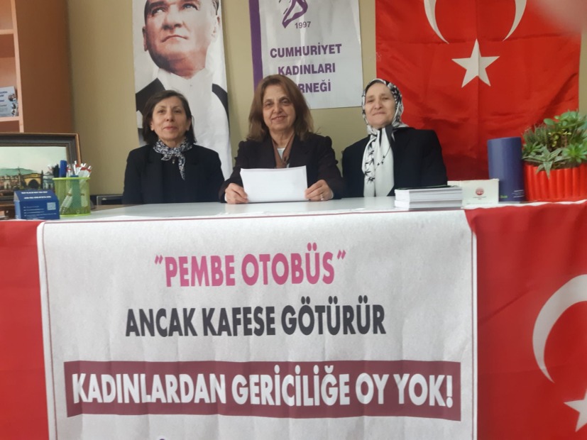 Pembe Otobüs Kadınları Kafese Götürür!