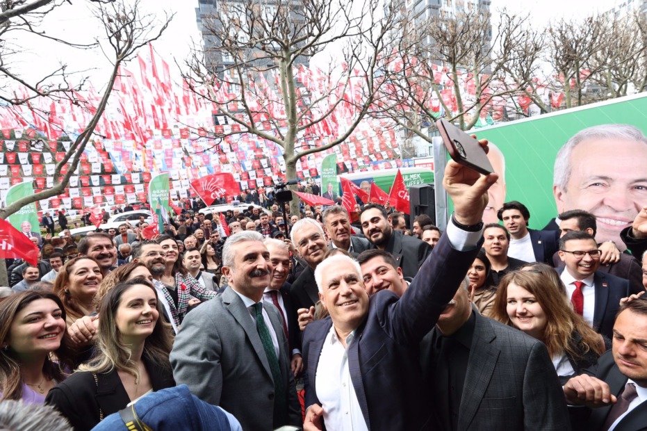 Şadi Özdemir’in Seçim Koordinasyon Merkezi’ne görkemli açılış