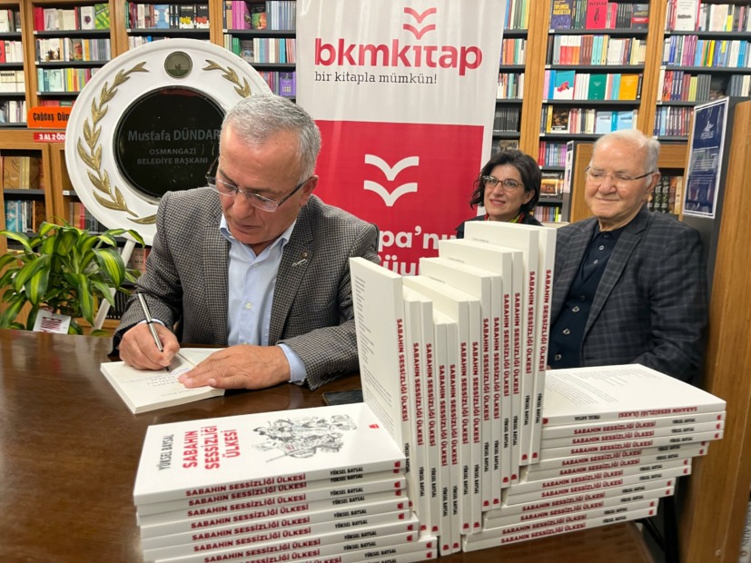 Gazeteci Yüksel Baysal kitabının imza gününde okuyucusuyla buluştu