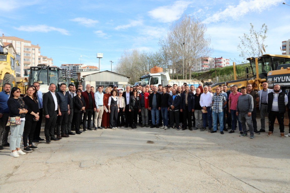 BAŞKAN DENİZ DALGIÇ BELEDİYE ÇALIŞANLARIYLA BAYRAMLAŞTI