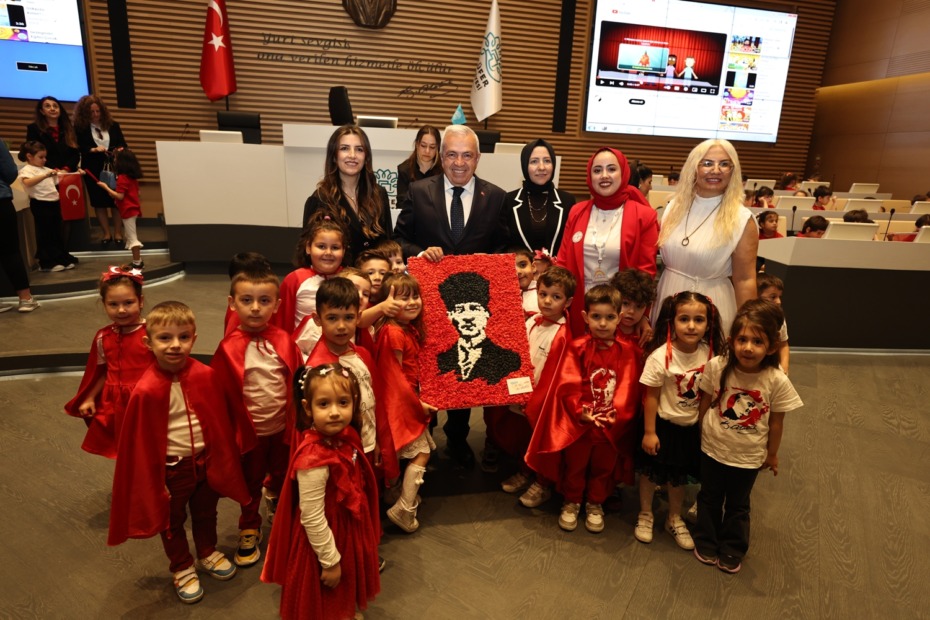 Minikler bayram coşkusunu Başkan Şadi Özdemir ile paylaştı