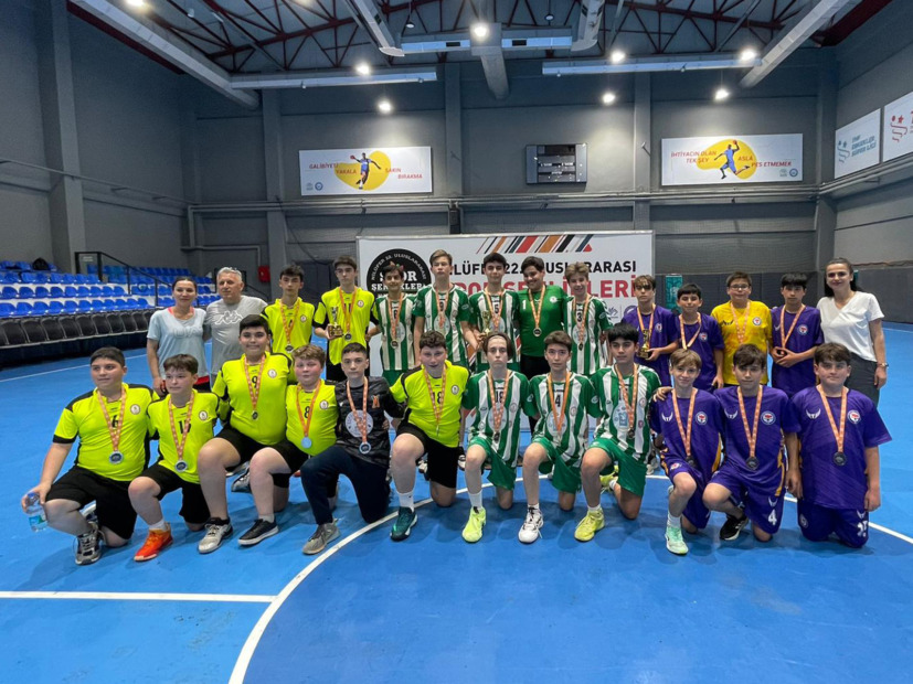 Hentbol ve masa tenisinde kazananlar kupa ve madalyalarını aldı