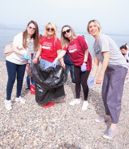 MUDÜ’lü öğrenciler Mudanya sahilini temizledi