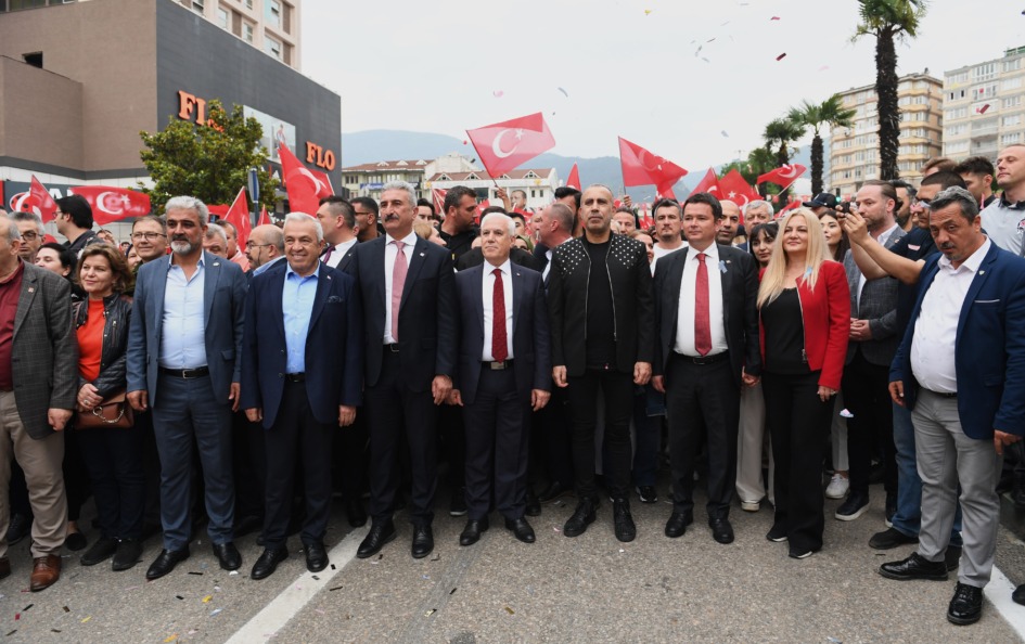 19 Mayıs coşkusu caddelere sığmadı