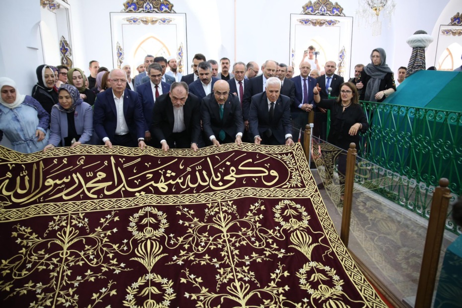 6 asırlık türbenin ‘puşide örtüsü’ yenilendi