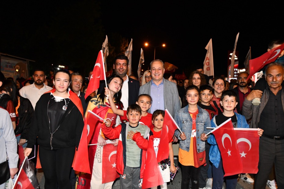 CUMHURİYET GENÇLERİ MUSTAFAKEMALPAŞA’YI AYDINLATTI