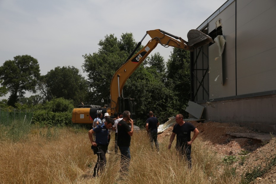 Ürünlü ve Alaaddinbey’de kaçak yapılara müdahale