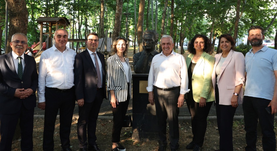 Nâzım Hikmet şiirleriyle andı