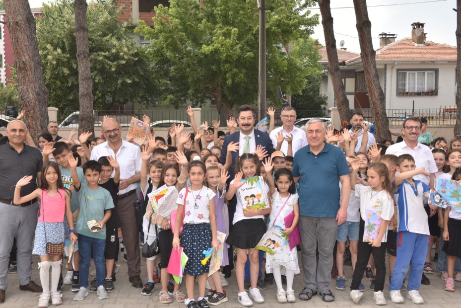 BAŞKAN ÖZEL KARNE SEVİNCİNE ORTAK OLDU