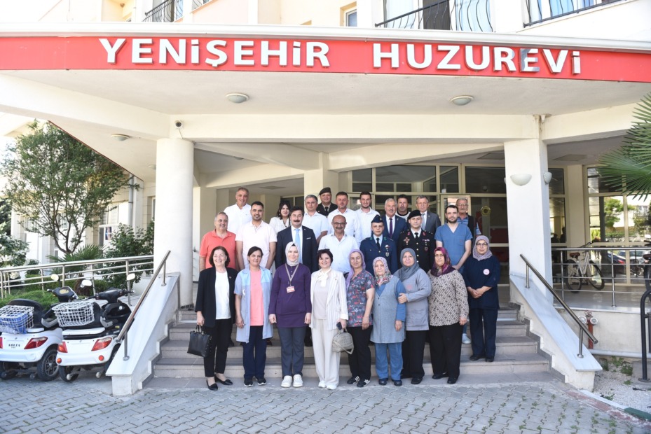 YENİŞEHİR HALKI BELEDİYE MEYDANI’NDA BAYRAMLAŞTI