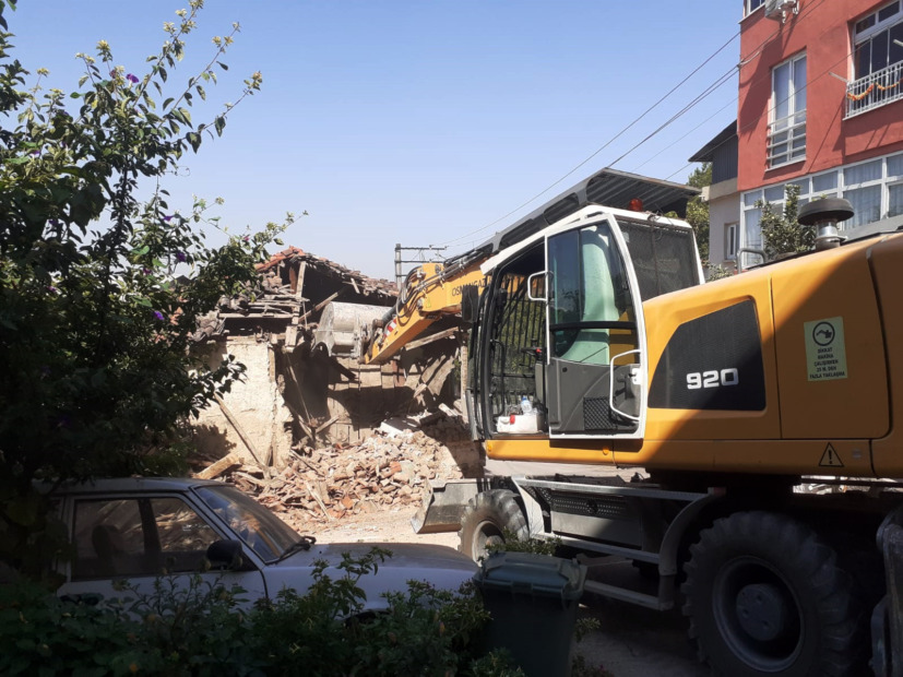 Osmangazi’de bir metruk bina daha yıkıldı