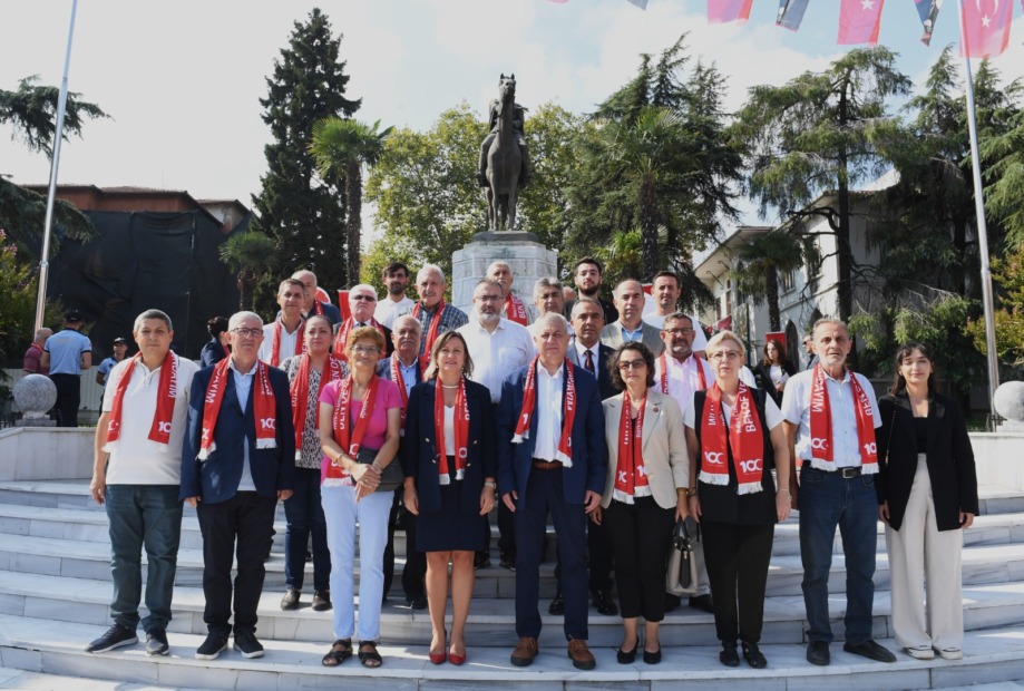Atatürk’ün Cumhurbaşkanı olarak Bursa’ya gelişinin 100. yılı anısına çelenk sunumu yapıldı