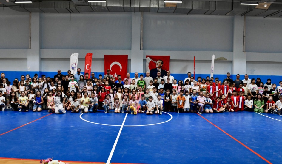 GENÇ SPORCULAR SERTİFİKALARINI BAŞKAN ERDEM’DEN ALDILAR