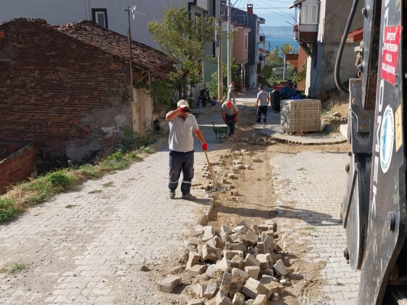 Gemlik’in dört bir yanında ihtiyaç duyulan hizmetler bir bir yerine getiriliyor.