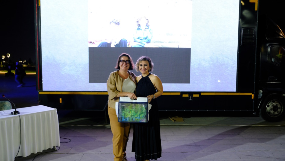 Atatürk Stadyumu Kütüphanesi önünde sinema keyfi