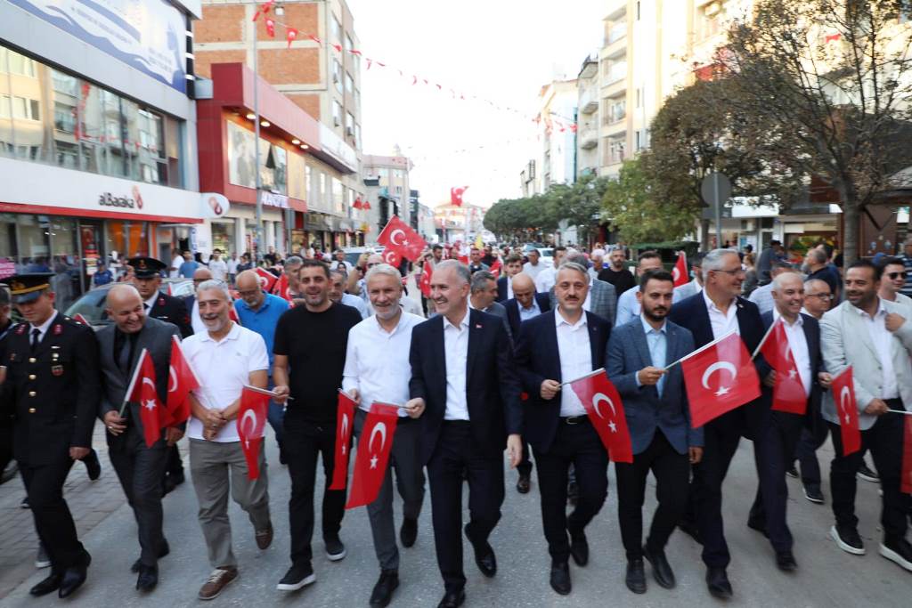 İNEGÖL’DE KURTULUŞ COŞKUSU SOKAKLARA TAŞINDI