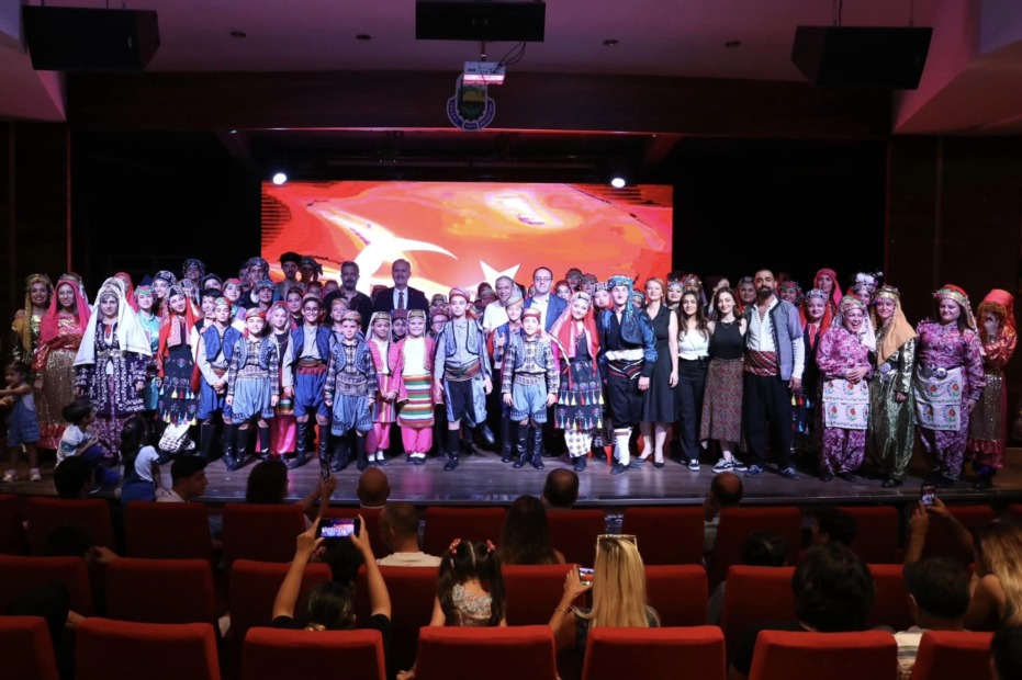 ZAFERDEN KURTULUŞA ETKİNLİKLERİ HALK DANSLARI GÖSTERİLERİYLE DEVAM ETTİ