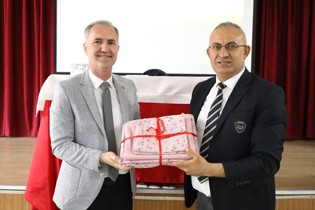 İNEGÖL’DE GENÇLER ŞEHİR YÖNETİMİNE KATKI SUNUYOR